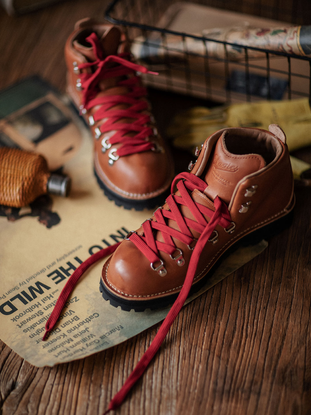 MOUNTAIN HIKING BOOTS